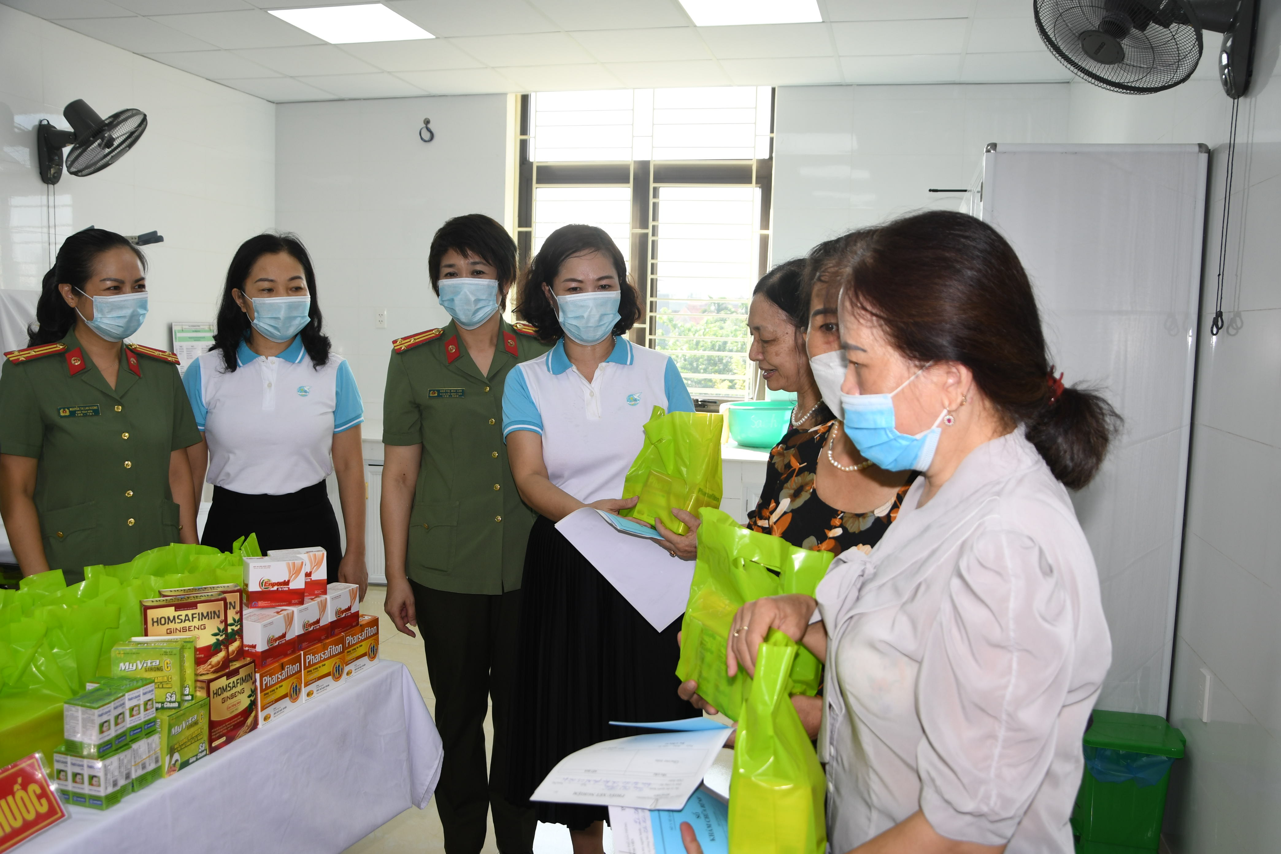 Chương trình tư vấn, khám sức khỏe, phát thuốc miễn phí cho trên 500 hội viên, phụ nữ có hoàn cảnh khó khăn trên địa bàn thành phố